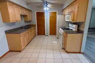 1302 Kingsbury Dr, Hanover Park, IL 60133 - Photo 5