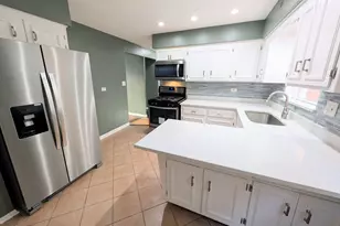 8642 W Berwyn Ave, Chicago, IL 60656 - Photo 3
