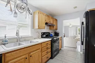 551 Sunset Dr, Elgin, IL 60123 - Photo 11