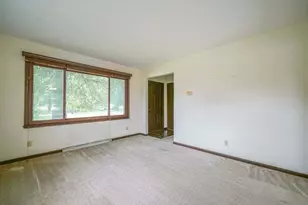 943 N Crest Ct, Byron, IL 61010 - Photo 5
