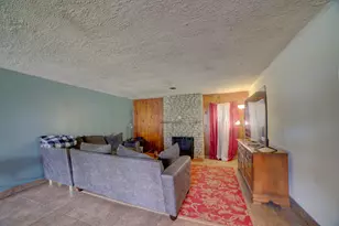544 E Mulberry St, Watseka, IL 60970 - Photo 5