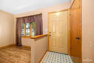 995 Blackhawk Dr, Elgin, IL 60120 - Photo 3