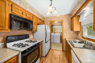 995 Blackhawk Dr, Elgin, IL 60120 - Photo 7