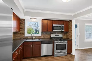419 Deerpath Dr, Lindenhurst, IL 60046 - Photo 9