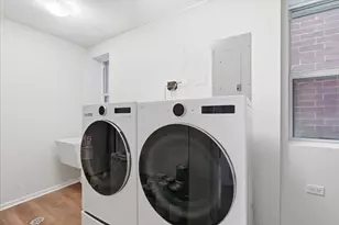 1327 W Barry St, Chicago, IL 60657 - Photo 21