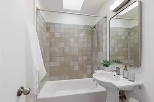 1327 W Barry St, Chicago, IL 60657 - Photo 15