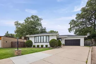 6913 N Concord Ln, Niles, IL 60714 - Photo 1