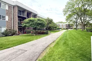 1525 N Windsor Dr, Arlington Heights, IL 60004 - Photo 1