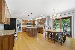 221 Breckenridge Dr, Aurora, IL 60504 - Photo 5