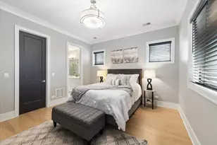 1731 W Roscoe St, Chicago, IL 60657 - Photo 9