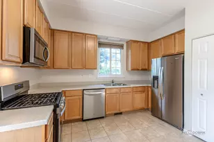598 Harvey Lake Dr, Vernon Hills, IL 60061 - Photo 7