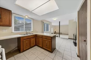 715 Newport N, Roselle, IL 60172 - Photo 5