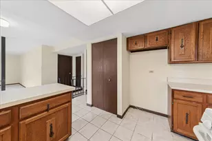 715 Newport N, Roselle, IL 60172 - Photo 7