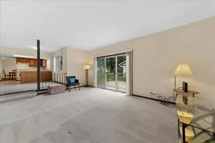 715 Newport N, Roselle, IL 60172 - Photo 9