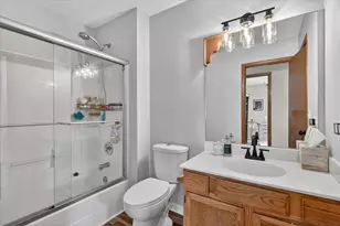100 Village Creek Dr, Lake in the Hills, IL 60156 - Photo 25