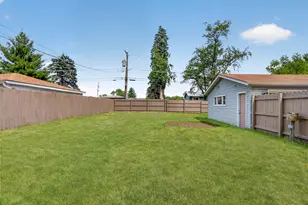 631 Pierce Ct, Grayslake, IL 60030 - Photo 3