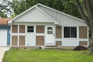 1900 Longmeadow Dr, Lindenhurst, IL 60046 - Photo 1