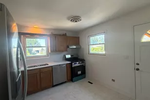 1900 Longmeadow Dr, Lindenhurst, IL 60046 - Photo 11