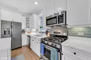 1717 W Nelson St, Chicago, IL 60657 - Photo 11