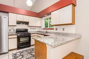1862 Grosse Pointe Dr, Hanover Park, IL 60133 - Photo 5