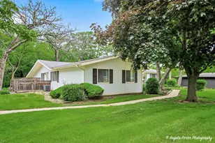 915 Royal Dr, McHenry, IL 60050 - Photo 1