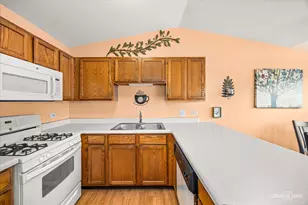 1103 Stratford Ct, Elgin, IL 60120 - Photo 7