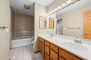 100 N Bokelman St, Roselle, IL 60172 - Photo 15
