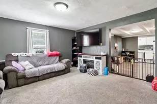 604 E Pleasant St, Belvidere, IL 61008 - Photo 3