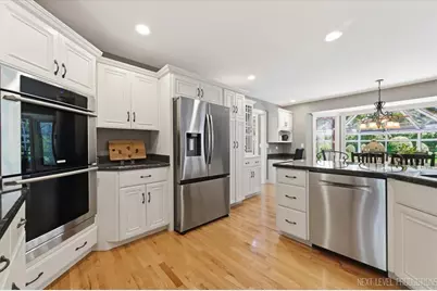990 Pinecrest Drive, Sugar Grove, IL 60554 - Photo 9