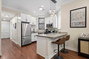 832 W Roscoe St, Chicago, IL 60657 - Photo 3