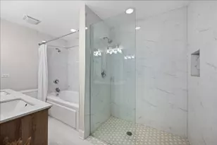636 N Racine Ave, Chicago, IL 60642 - Photo 15