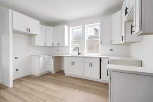 8528 S Escanaba Ave, Chicago, IL 60617 - Photo 11