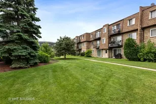 9439 Bay Colony Dr, Des Plaines, IL 60016 - Photo 1