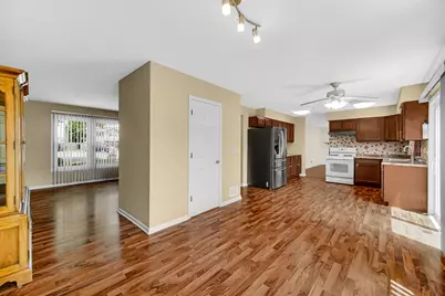 9 Redwood Court, Streamwood, IL 60107 - Photo 11