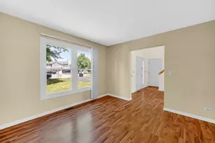 9 Redwood Ct, Streamwood, IL 60107 - Photo 5