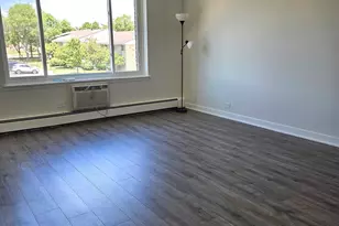 1375 Rebecca Dr, Hoffman Estates, IL 60194 - Photo 3