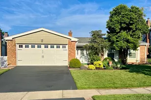 627 Oakwood Dr, Westmont, IL 60559 - Photo 1
