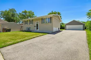26 Hawthorne Ln, Streamwood, IL 60107 - Photo 3