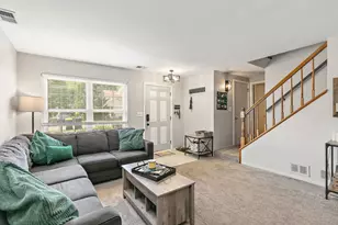 102 Pine Cir, Cary, IL 60013 - Photo 3