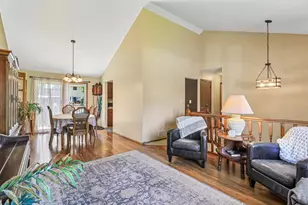 2359 High Point Dr, Lindenhurst, IL 60046 - Photo 5