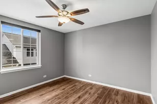 49 S Treehouse Ln, Round Lake, IL 60073 - Photo 9