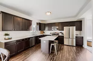 563 Camellia Ave, Aurora, IL 60505 - Photo 7