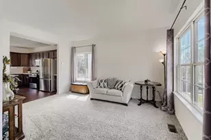 563 Camellia Ave, Aurora, IL 60505 - Photo 5