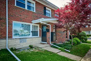 926 N Boxwood Dr, Mount Prospect, IL 60056 - Photo 1