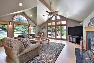 381 Grayfriars Ln, Inverness, IL 60067 - Photo 5