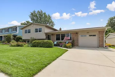 407 W Tanglewood Drive, Arlington Heights, IL 60004 - Photo 1