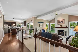 605 Tulip Cir, Island Lake, IL 60042 - Photo 9