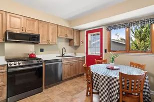 6601 MacArthur Dr, Woodridge, IL 60517 - Photo 5