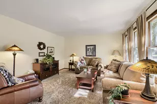 390 Cornell Ln, Elgin, IL 60123 - Photo 5