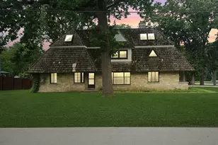 198 Oakwood Dr, Wood Dale, IL 60191 - Photo 1